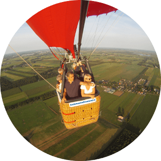 ballon-varen-friesland-mand-met-mensen-genieten